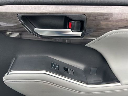 Used 2023 Toyota Highlander Platinum image 37