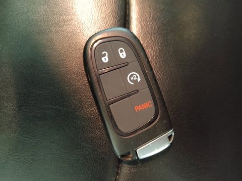 Used 2019 Jeep Cherokee Latitude Plus w/ Cold Weather Group AWD/4WD image 32