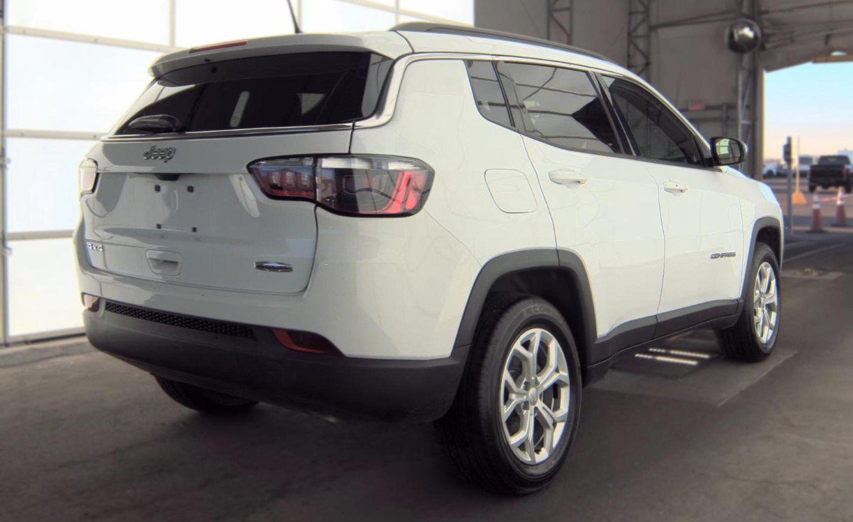 Used 2024 Jeep Compass Latitude AWD/4WD image 4