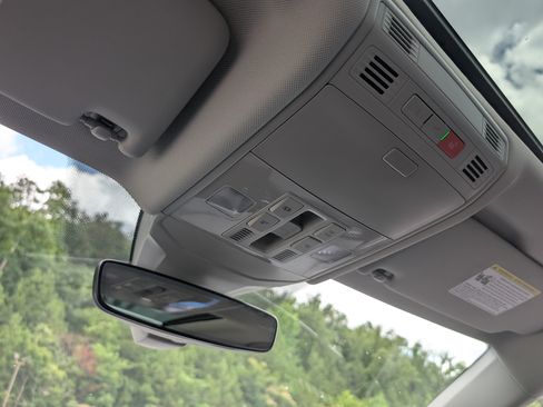 Used 2025 Volkswagen Jetta SE w/ Sunroof Package FWD image 32