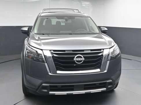 Certified 2025 Nissan Pathfinder Platinum FWD image 2