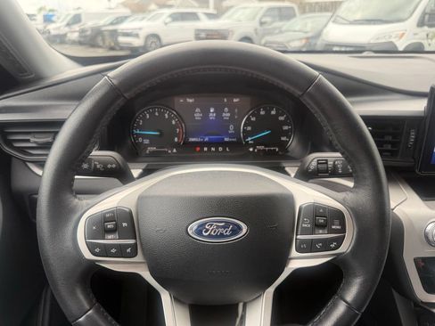 Used 2024 Ford Explorer XLT AWD/4WD image 5