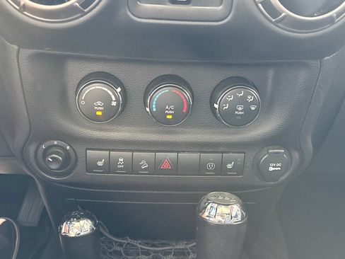 Used 2018 Jeep Wrangler Unlimited Sahara AWD/4WD image 11
