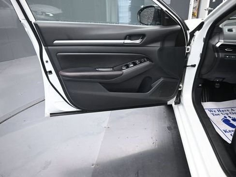 Used 2024 Nissan Altima 2.5 SR FWD image 9