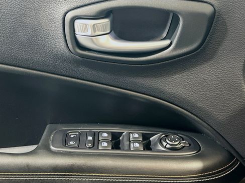 Used 2019 Jeep Compass Latitude w/ Popular Equipment Group FWD image 14
