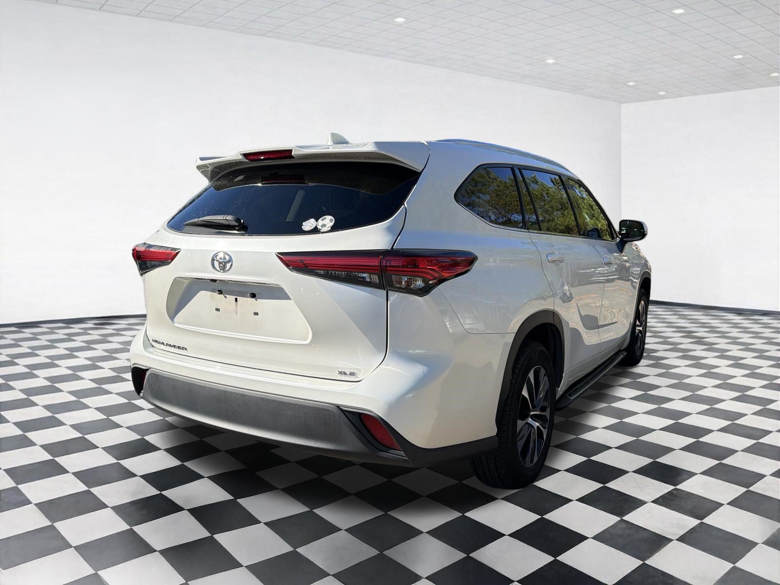 Used 2020 Toyota Highlander XLE FWD image 4