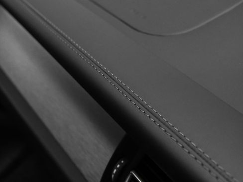 Used 2025 Porsche Macan image 26