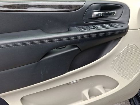 Used 2015 Dodge Grand Caravan SXT w/ UConnect Hands-Free Group FWD image 12
