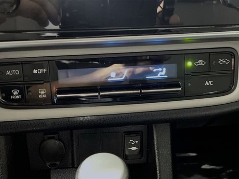 Used 2017 Toyota Corolla LE image 23