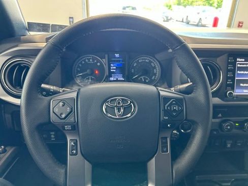 Used 2020 Toyota Tacoma TRD Off-Road w/ Technology Package AWD/4WD image 9