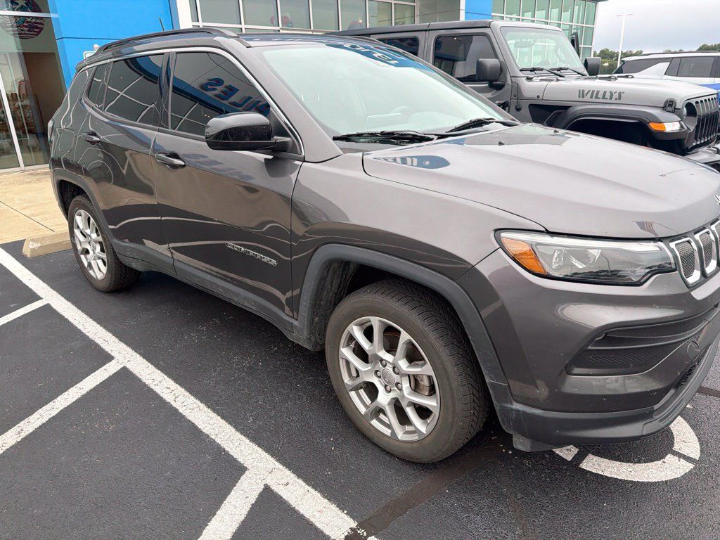 Used 2022 Jeep Compass Latitude w/ Sun and Sound Group AWD/4WD image 4
