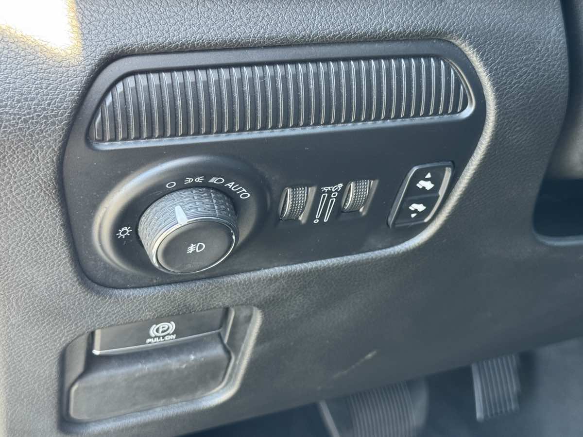 Used 2024 Jeep Wagoneer L Series II RWD image 29