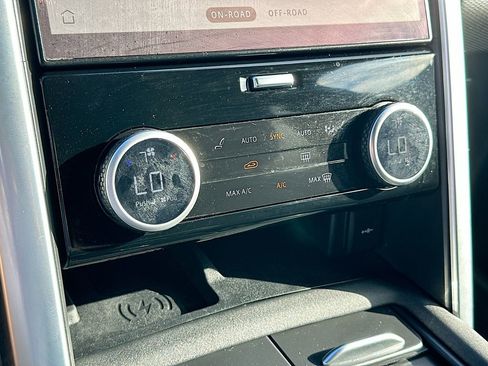 Used 2023 Land Rover Discovery Metropolitan Edition image 17