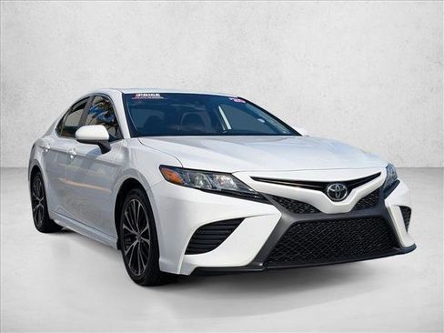Used 2020 Toyota Camry SE image 3