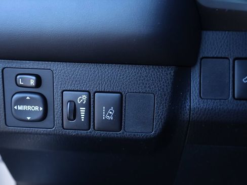 Used 2018 Toyota RAV4 Limited image 27