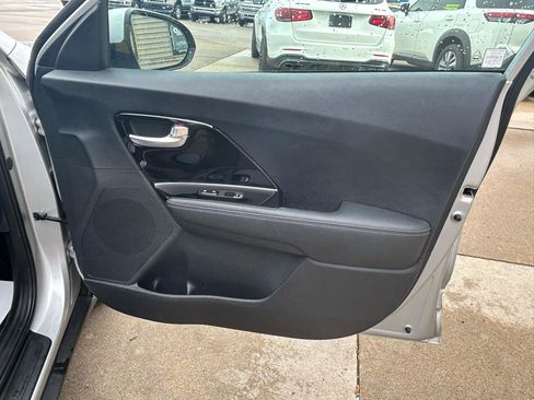 Used 2020 Kia Niro LXS FWD image 16
