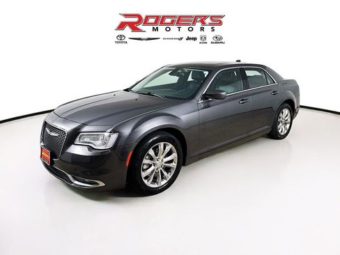 Used 2015 Chrysler 300 Limited w/ Driver Convenience Group image 3