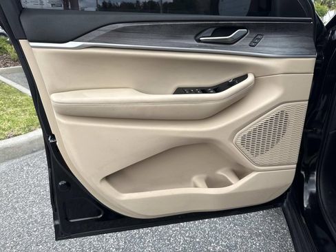 Used 2023 Jeep Grand Cherokee Limited w/ Luxury Tech Group II RWD image 22