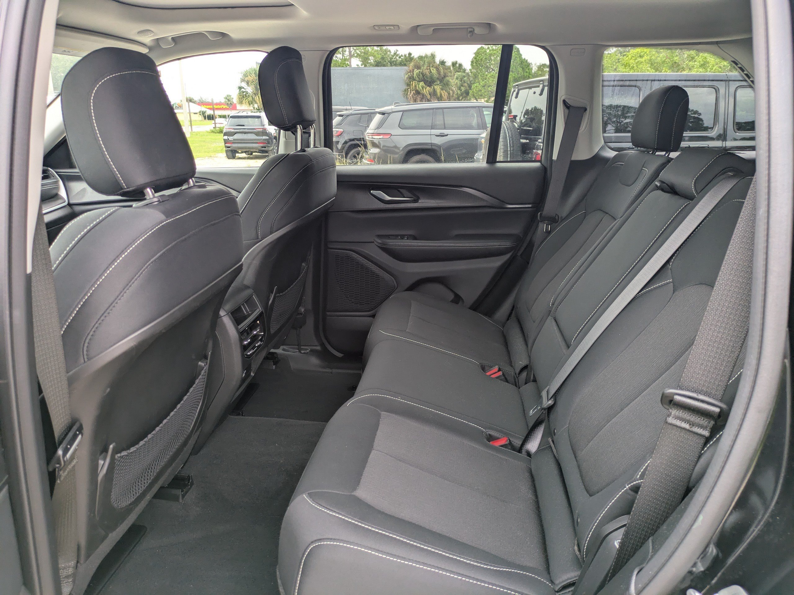 Used 2023 Jeep Grand Cherokee Laredo AWD/4WD image 13