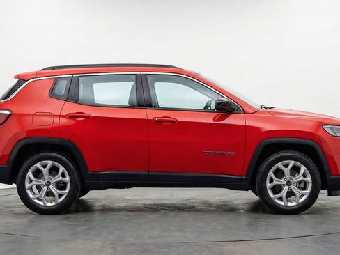Used 2025 Jeep Compass Latitude image 11