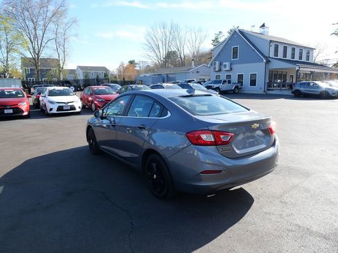 Used 2018 Chevrolet Cruze LT w/ Convenience Package FWD image 5