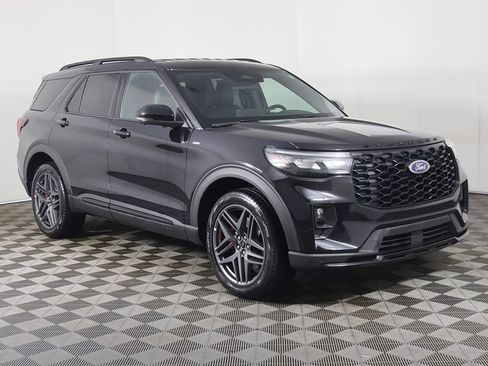Used 2025 Ford Explorer ST-Line w/ ST-Line Street Pack AWD/4WD image 2