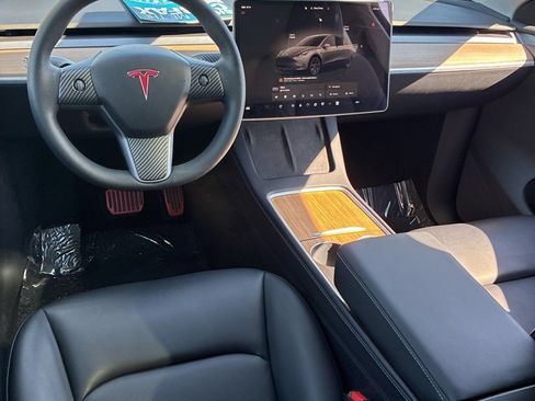 Used 2025 Tesla Model Y Long Range AWD/4WD image 3