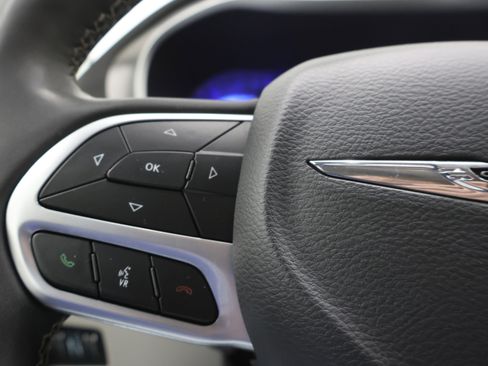 Used 2024 Chrysler Pacifica Touring-L image 16