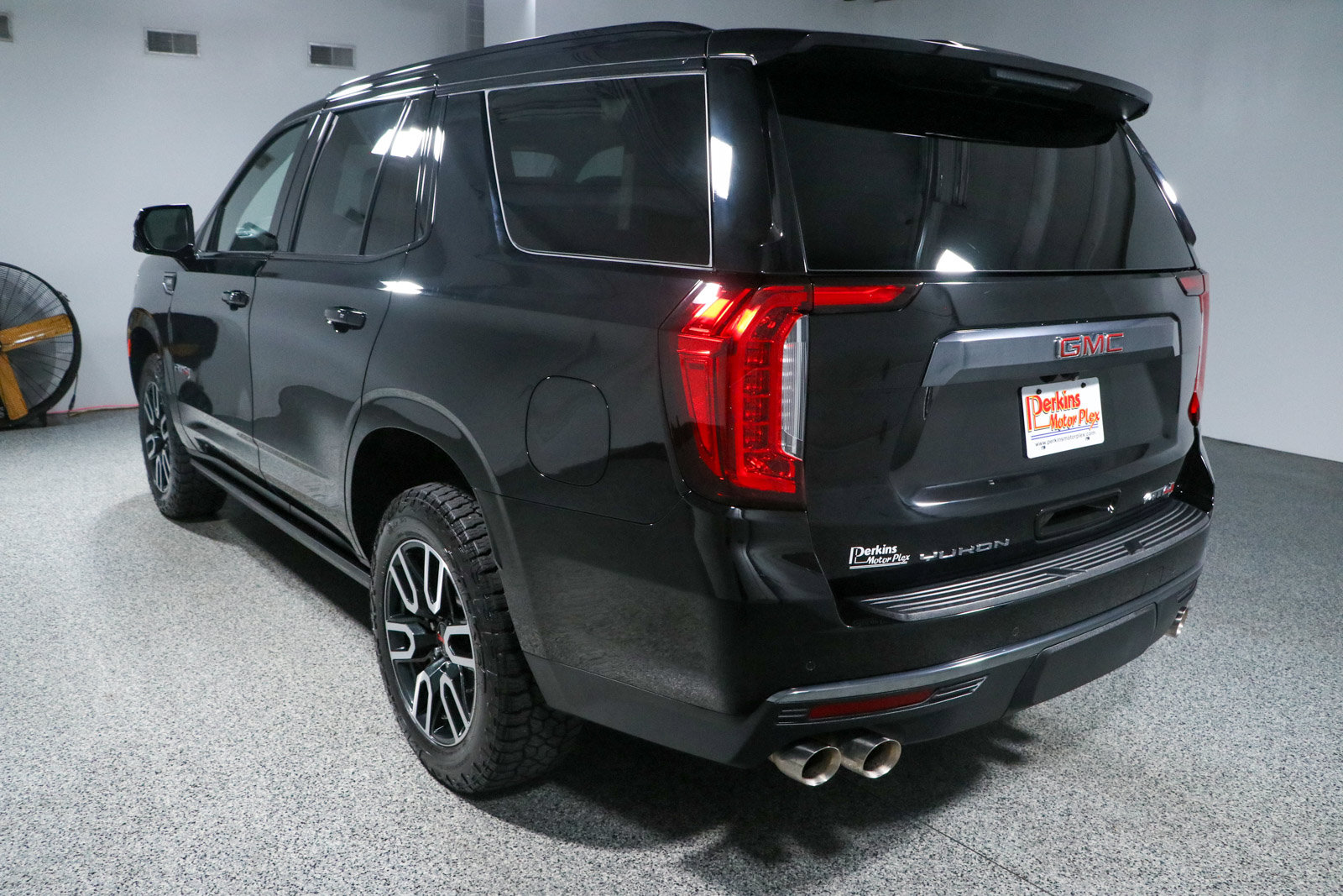 Used 2024 GMC Yukon AT4 w/ Technology Package AWD/4WD image 9