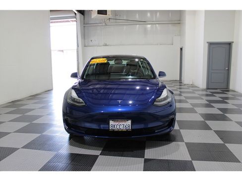 Used 2019 Tesla Model 3 Standard Range Plus image 3