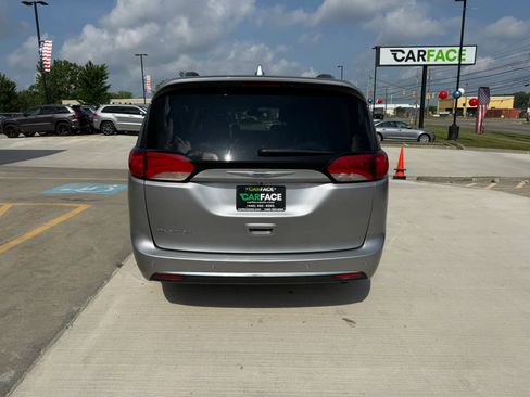 Used 2020 Chrysler Pacifica Touring-L Plus FWD image 11