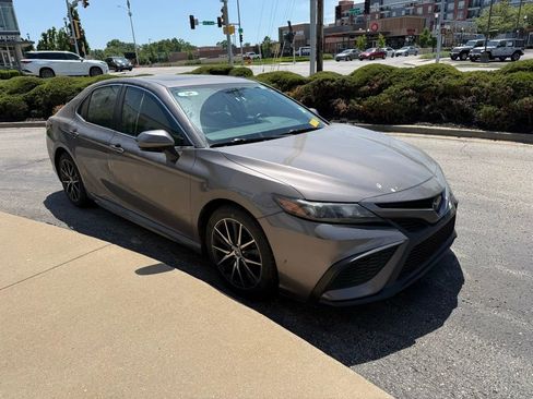 Used 2021 Toyota Camry SE FWD image 3