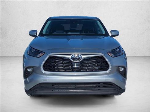 Used 2022 Toyota Highlander LE image 2