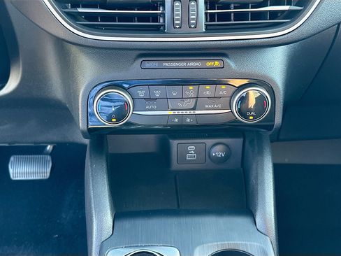 Used 2022 Ford Escape SE w/ SE Sport Appearance Package FWD image 16