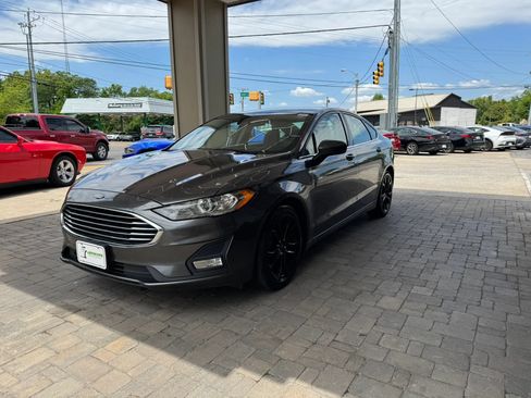 Used 2019 Ford Fusion SE w/ Equipment Group 151A FWD image 3
