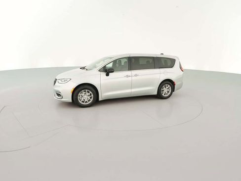 New 2026 Chrysler Pacifica Select image 5