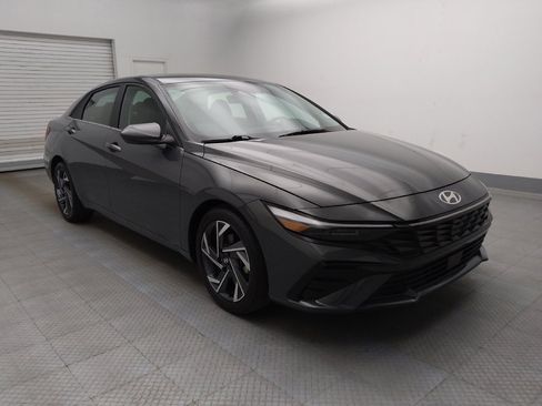 Used 2025 Hyundai Elantra SEL FWD image 13