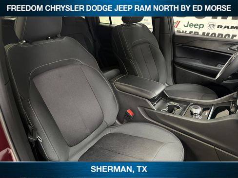 Used 2025 Jeep Grand Cherokee Laredo X AWD/4WD image 9