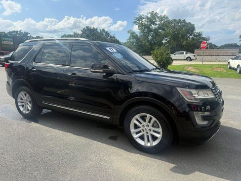 Used 2017 Ford Explorer XLT w/ Equipment Group 202A FWD image 4