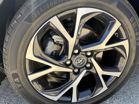 Used 2018 Toyota C-HR XLE FWD image 12