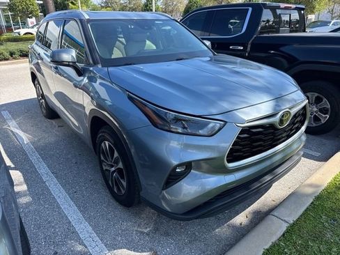 Used 2022 Toyota Highlander XLE image 1