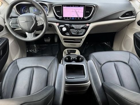 Used 2024 Chrysler Pacifica Limited FWD image 13