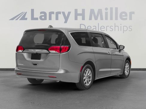 Used 2017 Chrysler Pacifica Touring FWD image 3