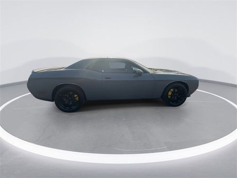 Used 2018 Dodge Challenger SXT image 9