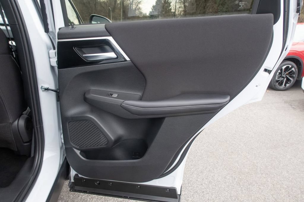 Used 2025 Mitsubishi Outlander ES AWD/4WD image 17