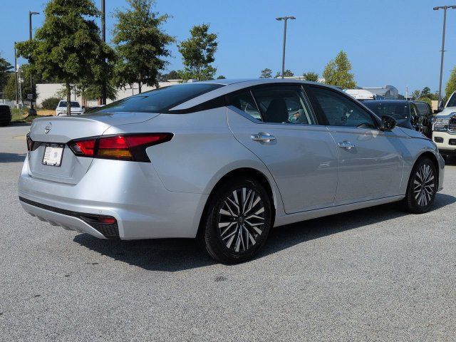 Used 2025 Nissan Altima 2.5 SV FWD image 4