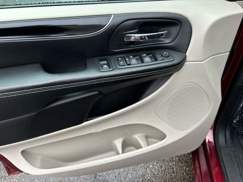 Used 2017 Dodge Grand Caravan SXT image 10