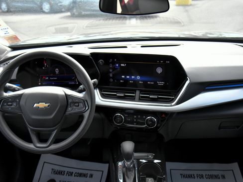 Used 2025 Chevrolet Trax LT FWD image 36