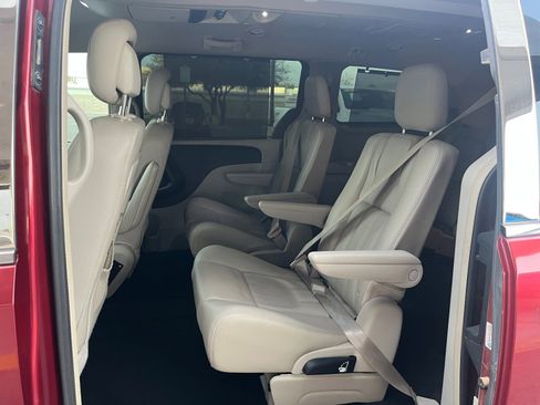 Used 2013 Chrysler Town & Country Touring image 16