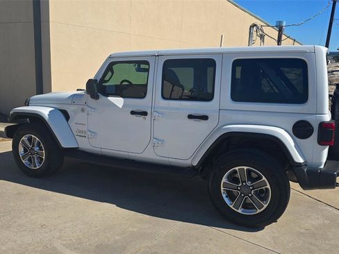 Used 2018 Jeep Wrangler Unlimited Sahara AWD/4WD image 2
